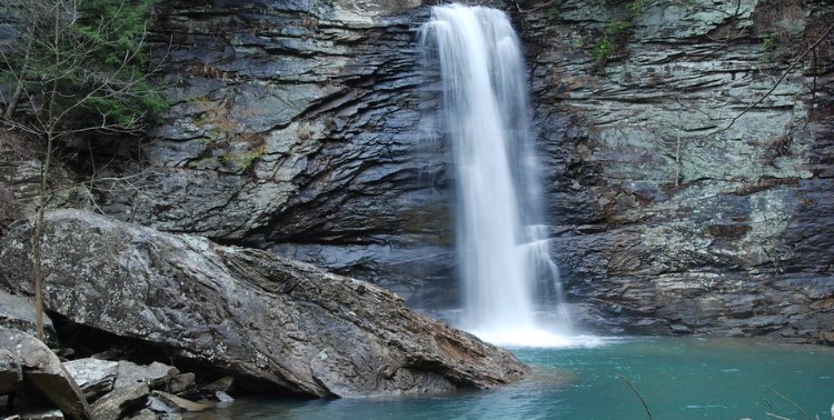 Tall waterfall at Rainbow Falls in Signal Mountain, Tennessee